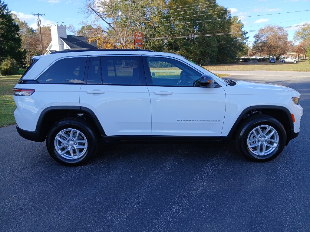 2025 Jeep Grand Cherokee Laredo Sport photo 2