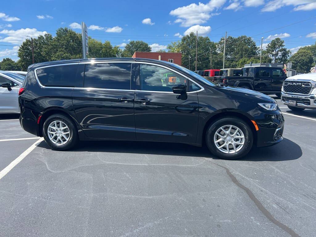 2026 Chrysler Pacifica photo 2