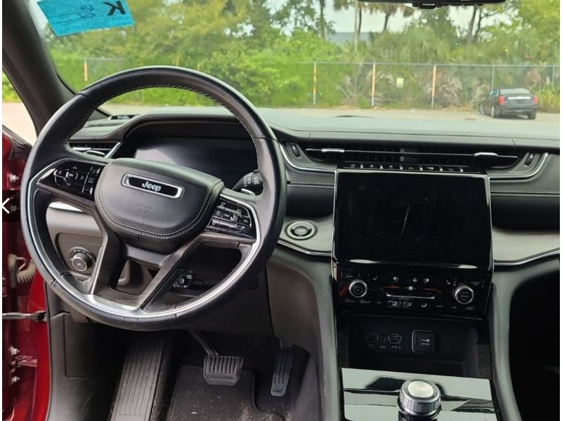 2022 Jeep Grand Cherokee Overland photo 2
