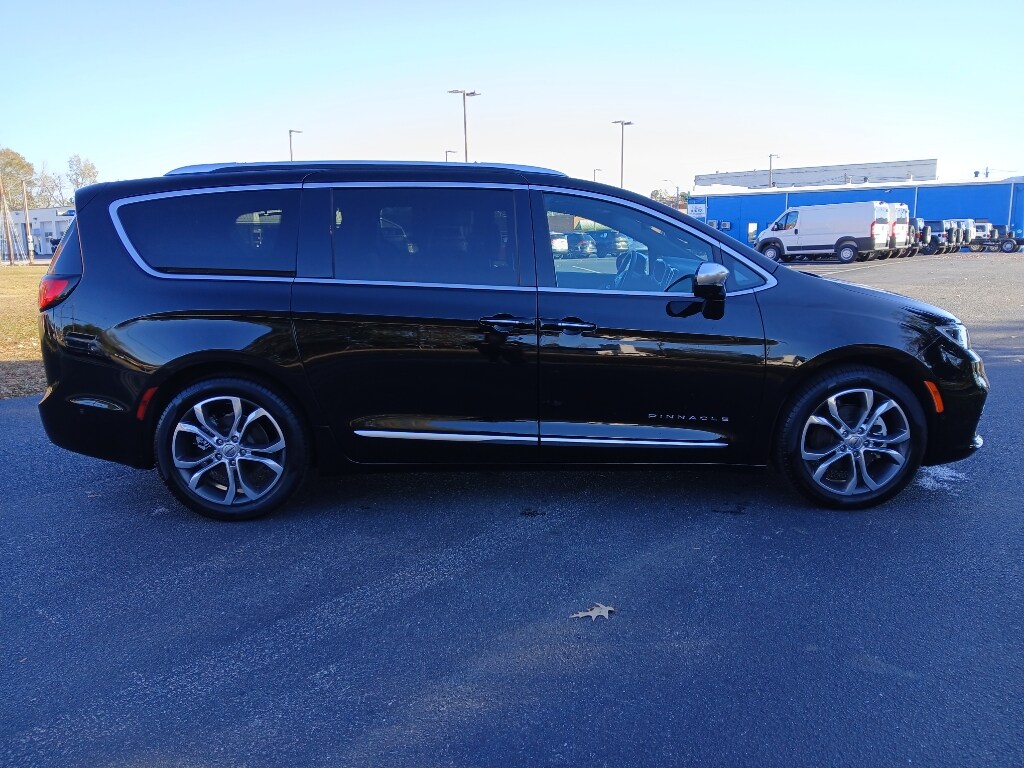 2024 Chrysler Pacifica Pinnacle photo 2