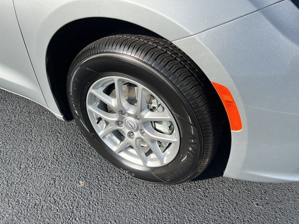 2026 Chrysler Pacifica Select - Photo 17