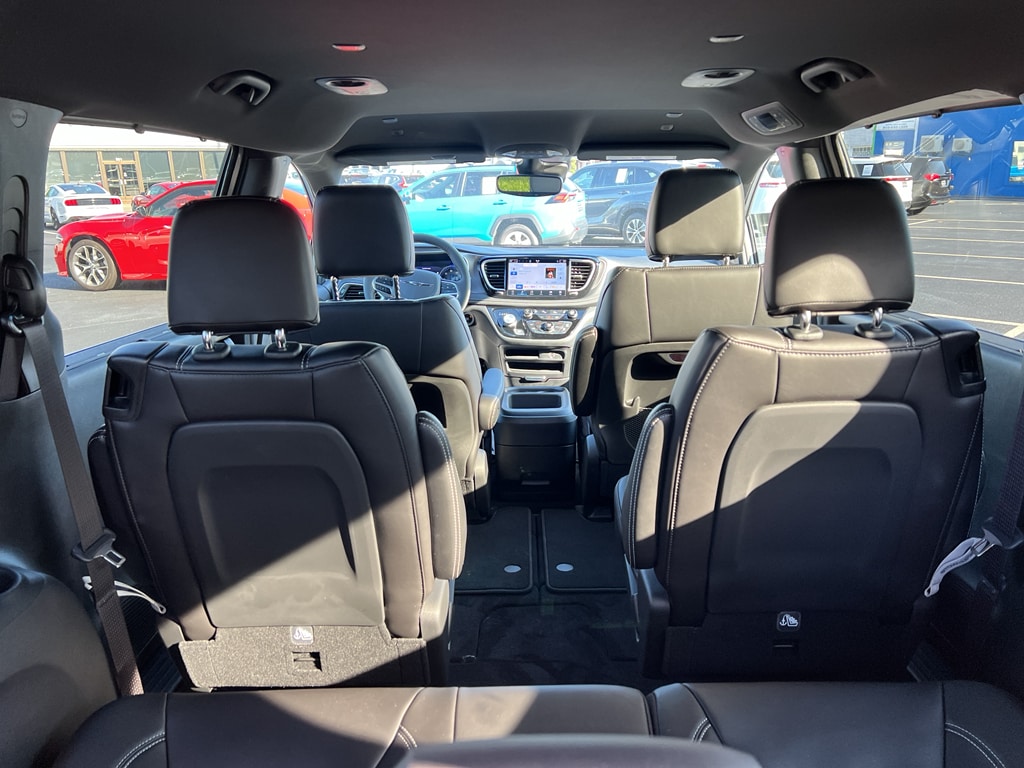 2026 Chrysler Pacifica Select - Photo 20