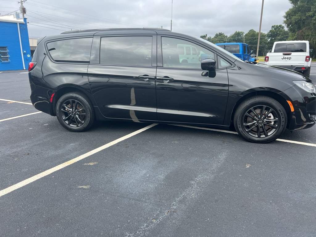 2020 Chrysler Pacifica Touring L photo 2