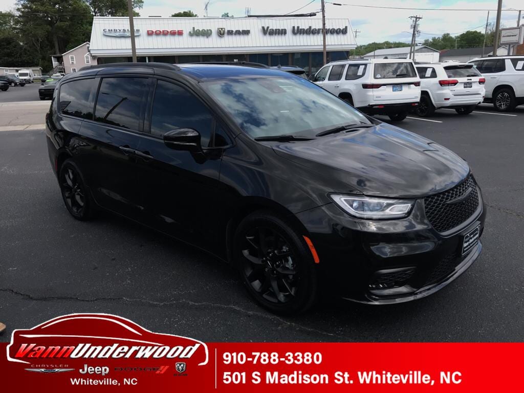 2023 Chrysler Pacifica Limited's photo