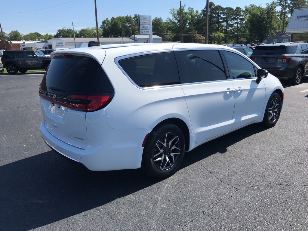 New 2027 Chrysler Pacifica LIMITED Passenger Van
