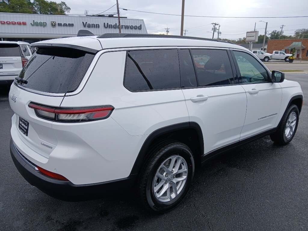 2025 Jeep Grand Cherokee Laredo photo 3