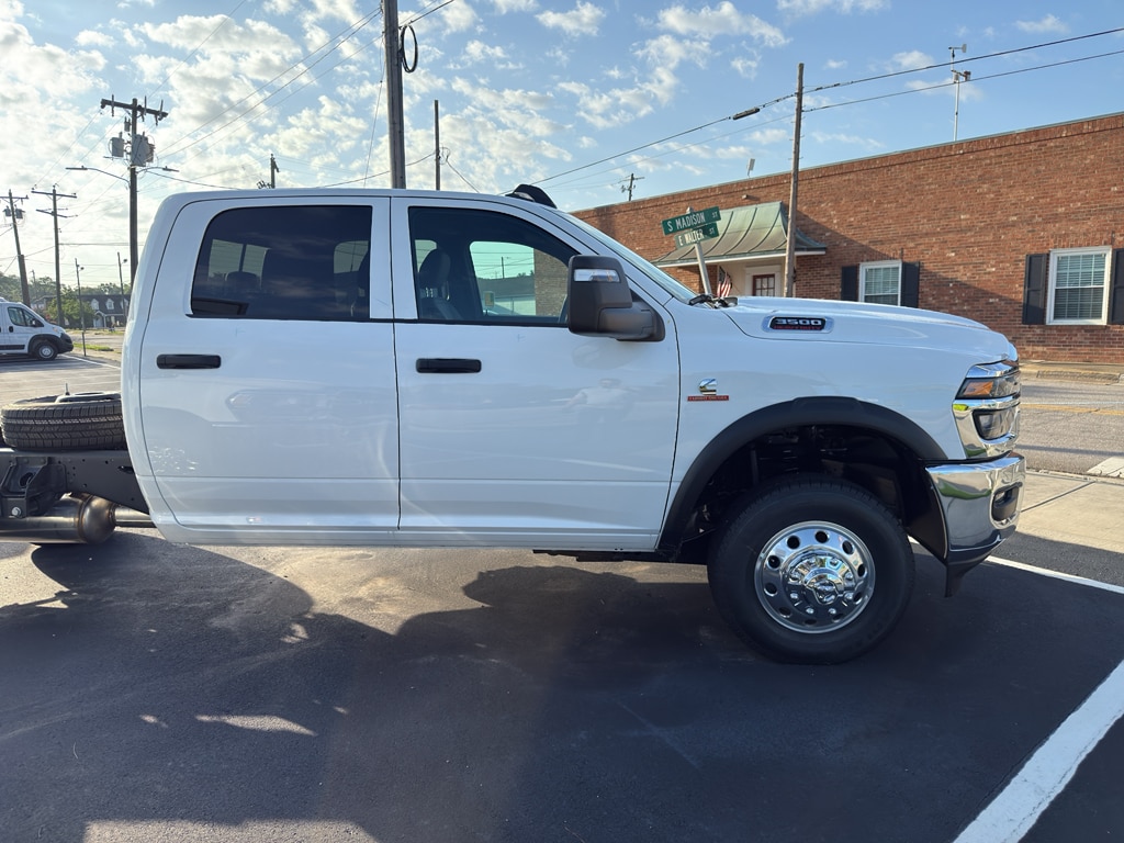 New 2025 Ram 3500 Chassis 3500 TRADESMAN CREW CAB CHASSIS 4X4 60' CA Pickup