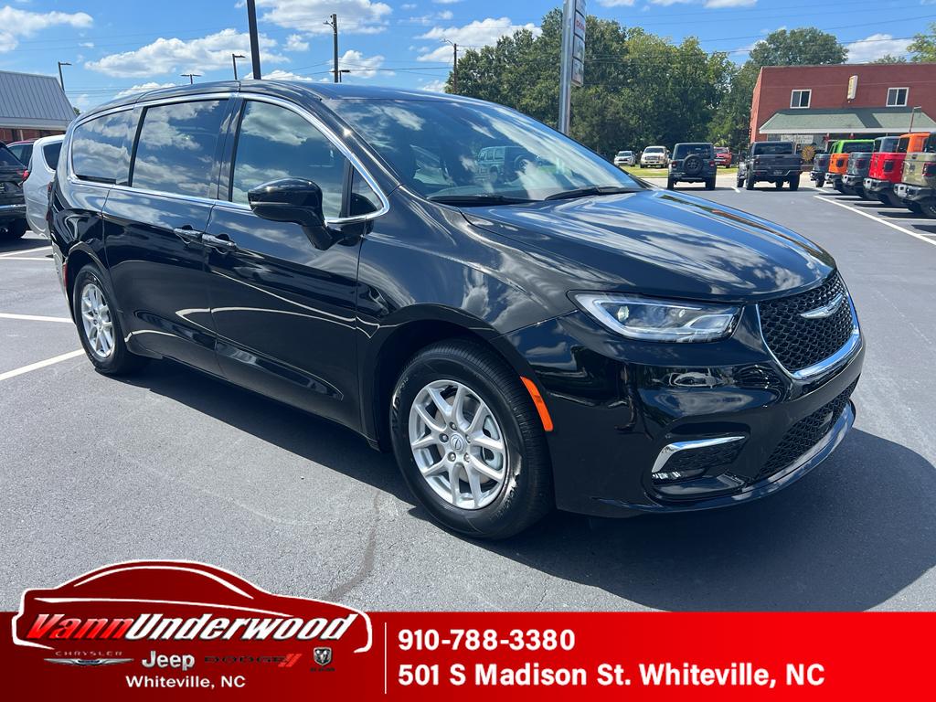 2026 Chrysler Pacifica Select's photo