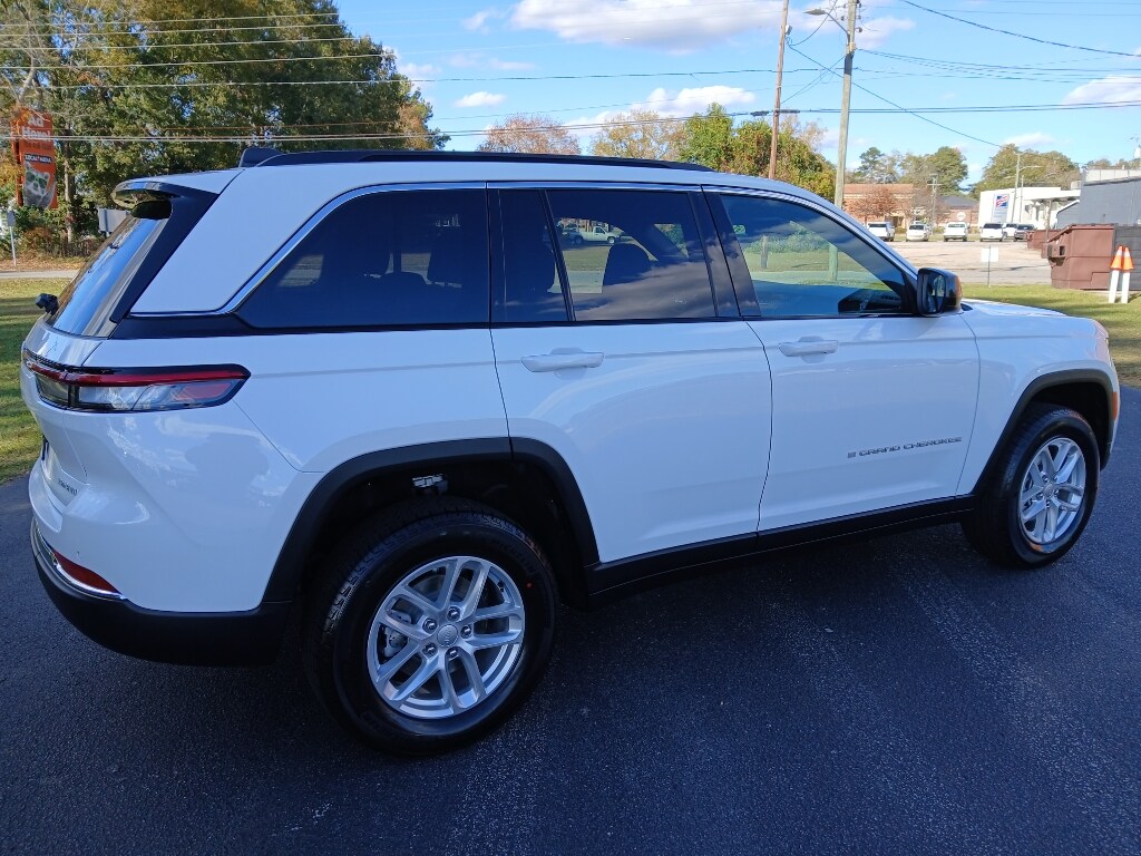 2025 Jeep Grand Cherokee Laredo Sport photo 3