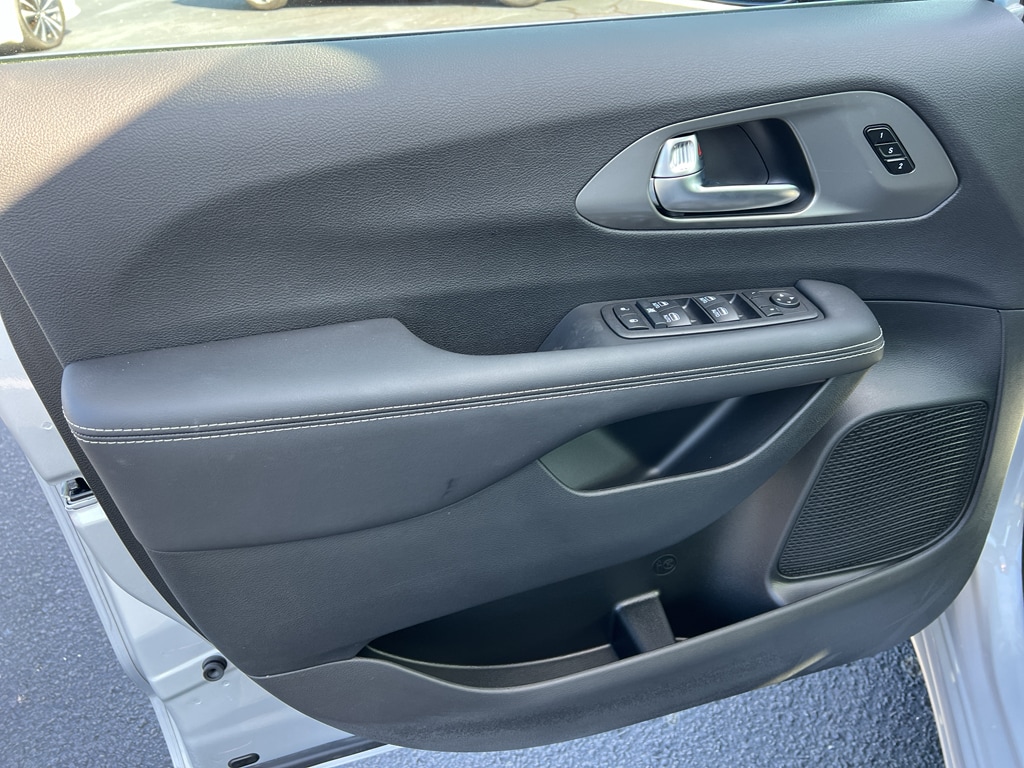 2026 Chrysler Pacifica Select - Photo 9