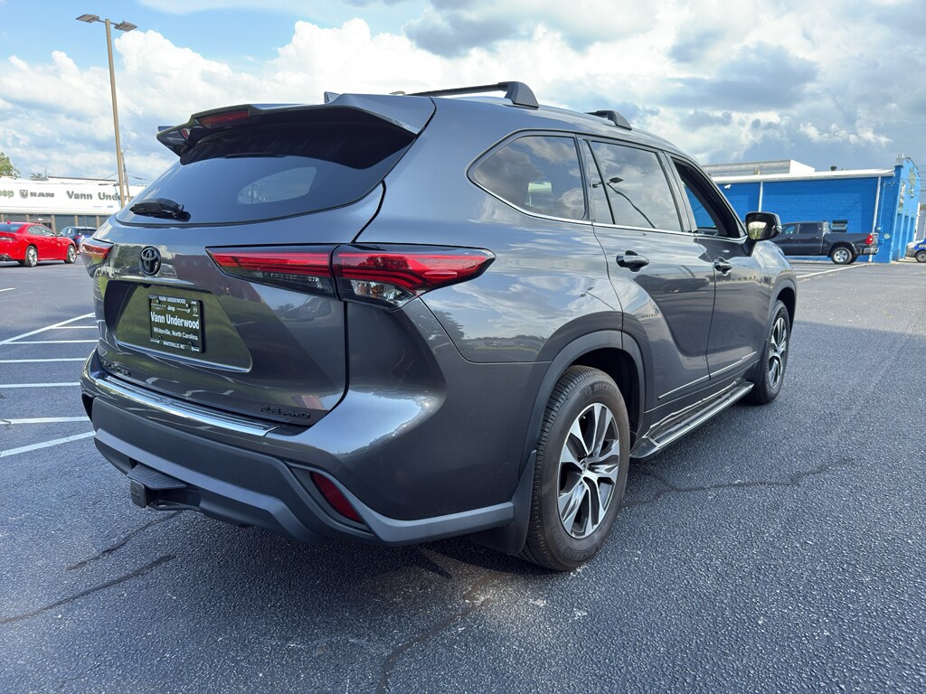 2022 Toyota Highlander XLE photo 3
