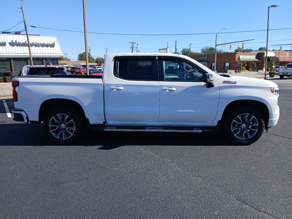 2024 Chevrolet Silverado RST photo 2