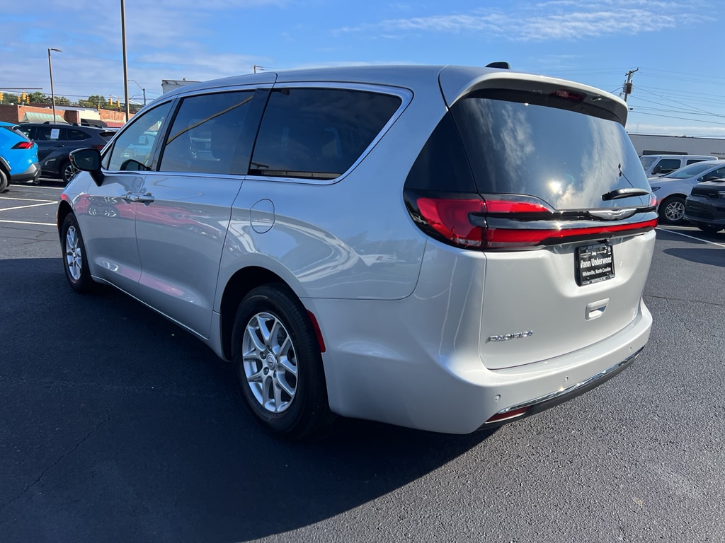 2026 Chrysler Pacifica Select - Photo 7