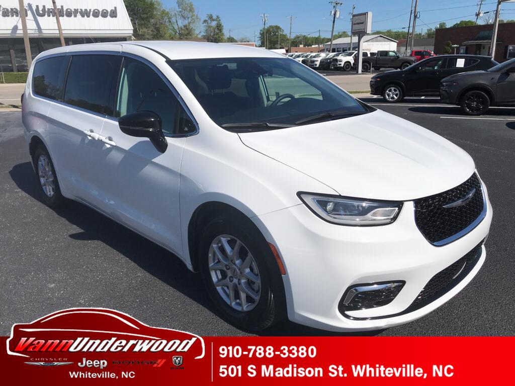2024 Chrysler Pacifica Touring L's photo