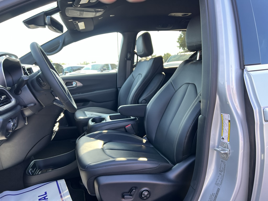 2026 Chrysler Pacifica Select - Photo 10