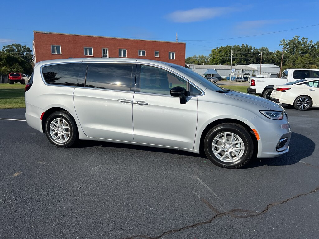 2026 Chrysler Pacifica photo 2