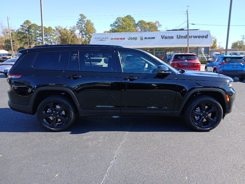 2025 Jeep Grand Cherokee Altitude photo 2
