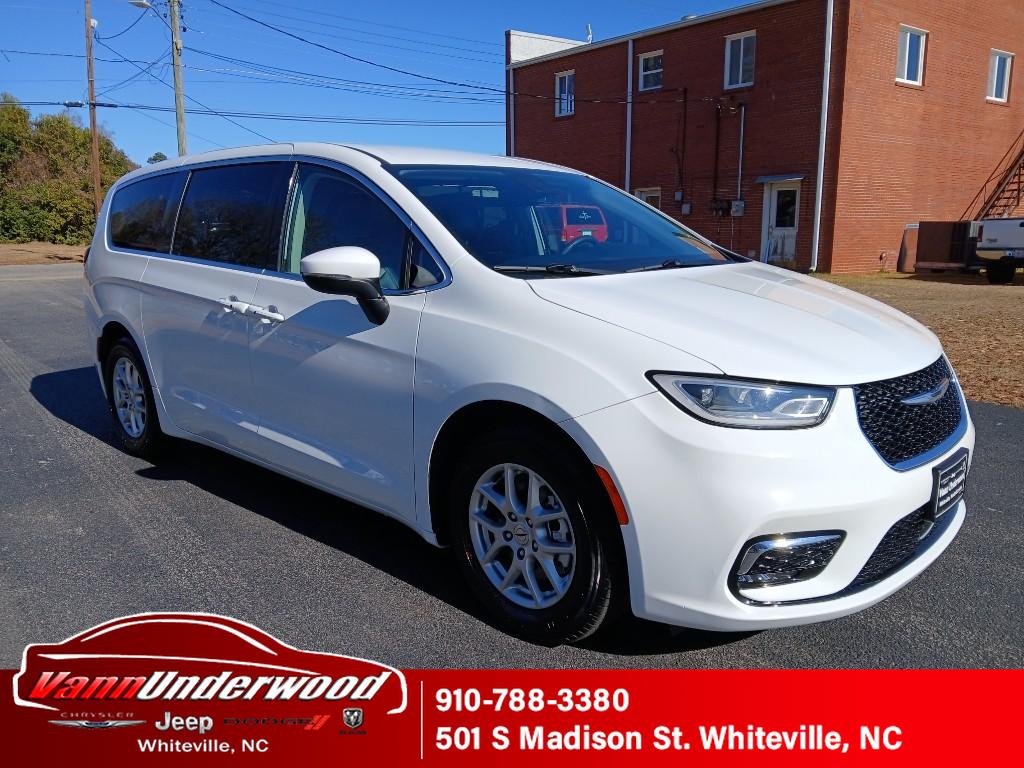 2023 Chrysler Pacifica Touring L's photo