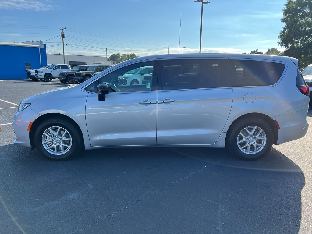 2026 Chrysler Pacifica Select - Photo 14