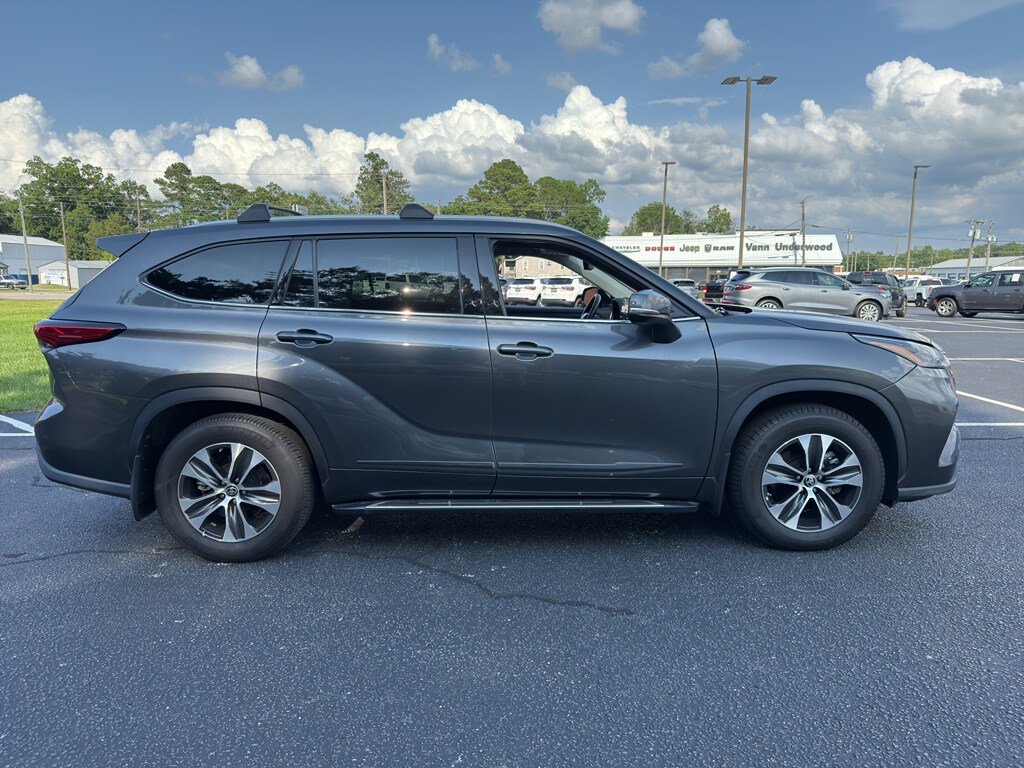 2022 Toyota Highlander XLE photo 2