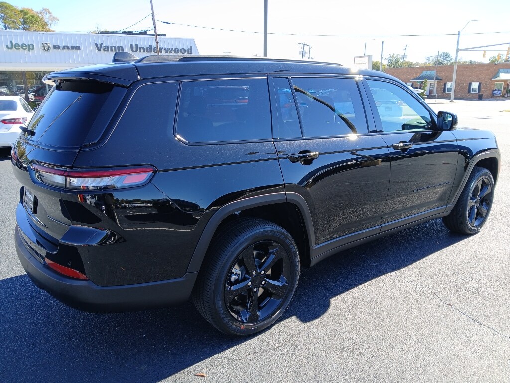 2025 Jeep Grand Cherokee Altitude photo 3