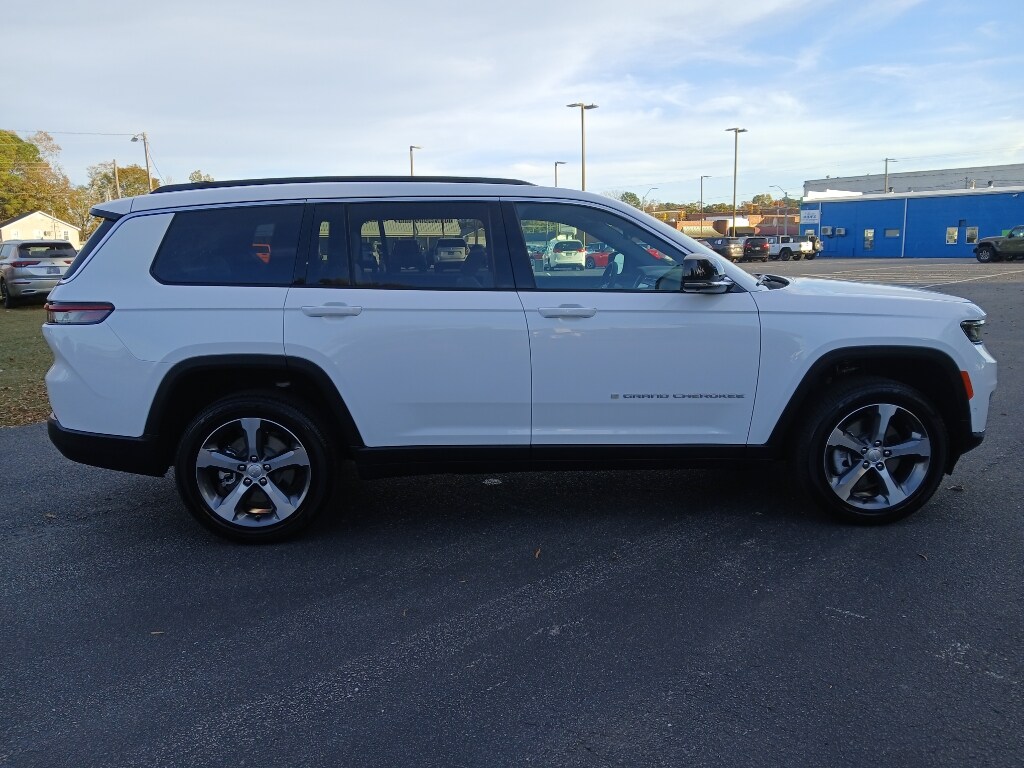 2025 Jeep Grand Cherokee Limited photo 2