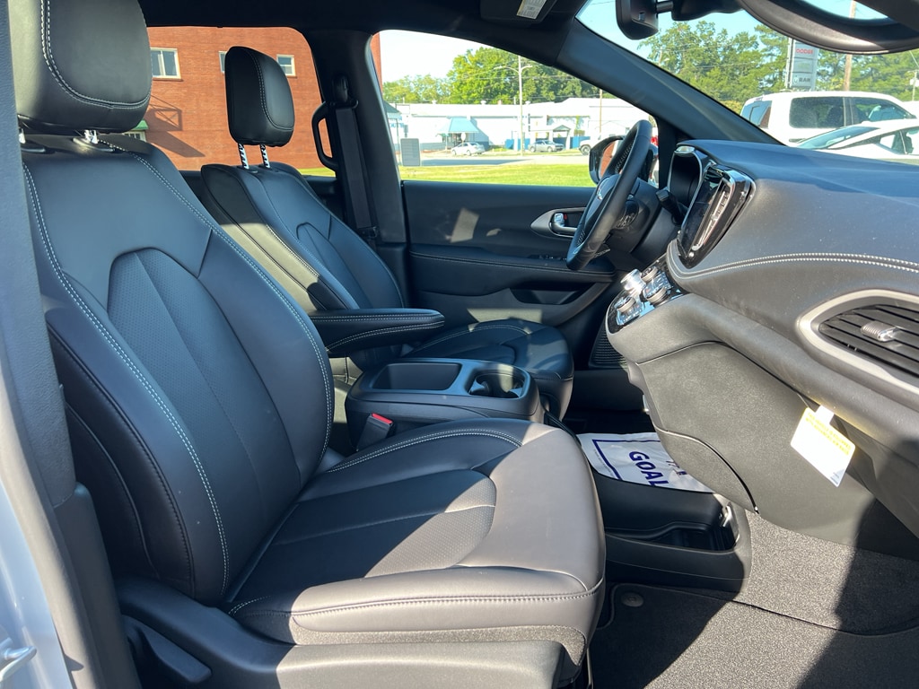 2026 Chrysler Pacifica Select - Photo 23