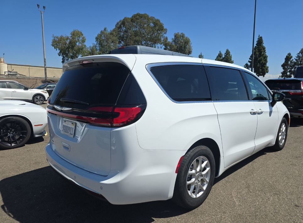 2024 Chrysler Pacifica Touring photo 3
