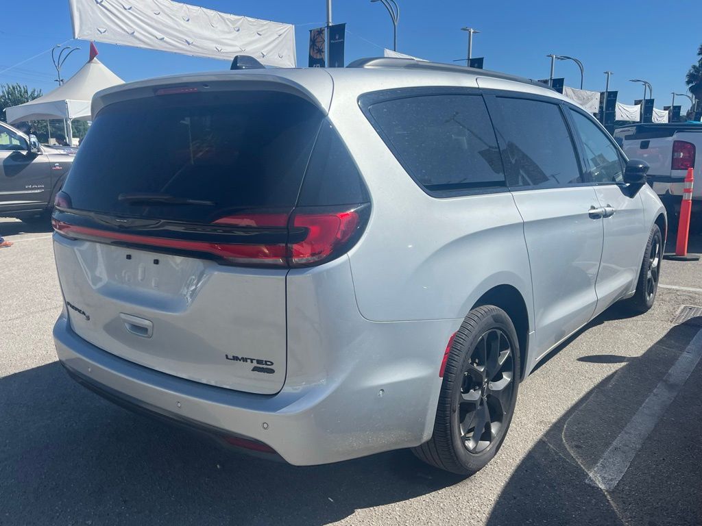 2024 Chrysler Pacifica Limited photo 3