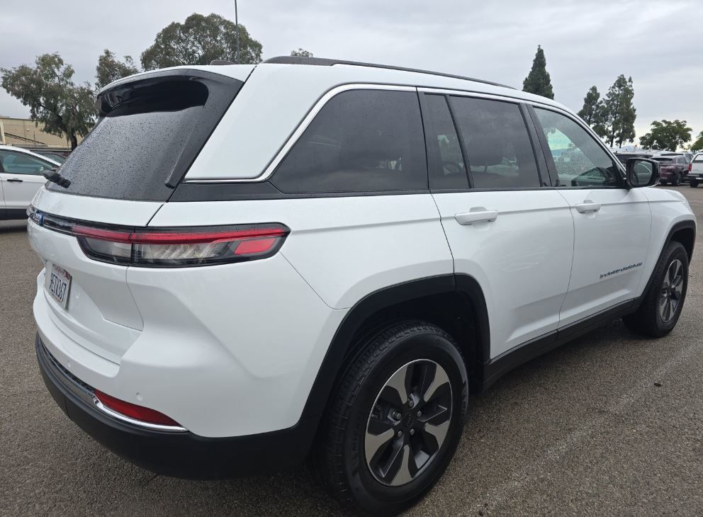 2022 Jeep Cherokee Limited 4xe photo 2