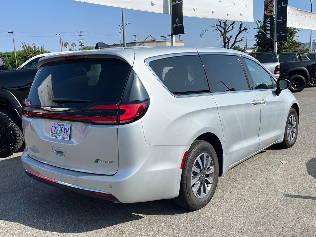 2024 Chrysler Pacifica Hybrid photo 3