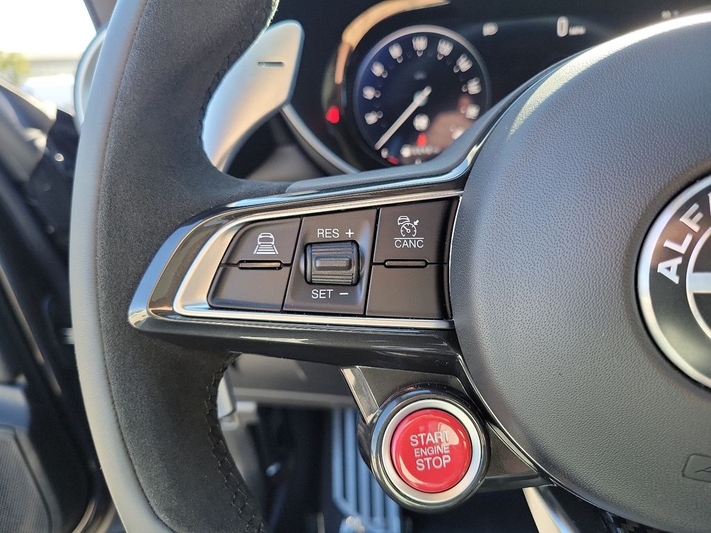 2024 Alfa Romeo Giulia Quadrifoglio - Photo 6