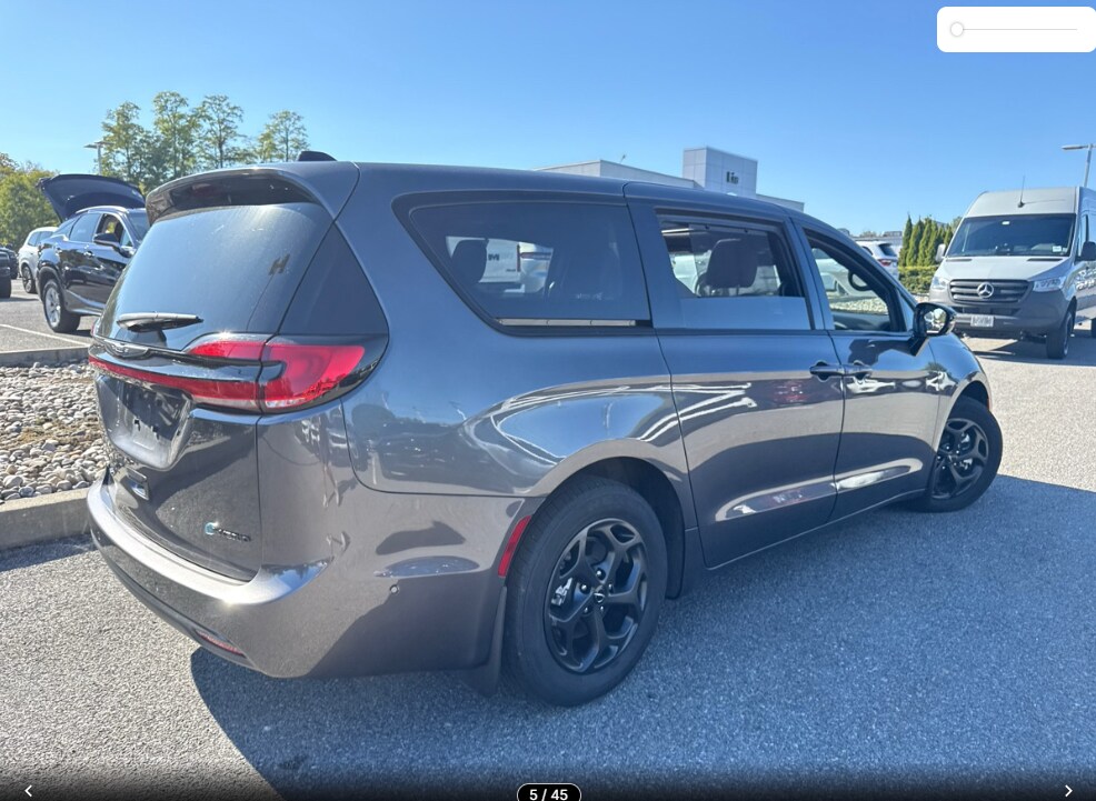 2023 Chrysler Pacifica Hybrid Limited photo 2