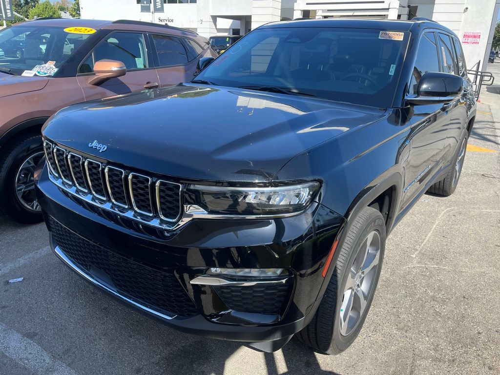 2023 Jeep Cherokee Base photo 2