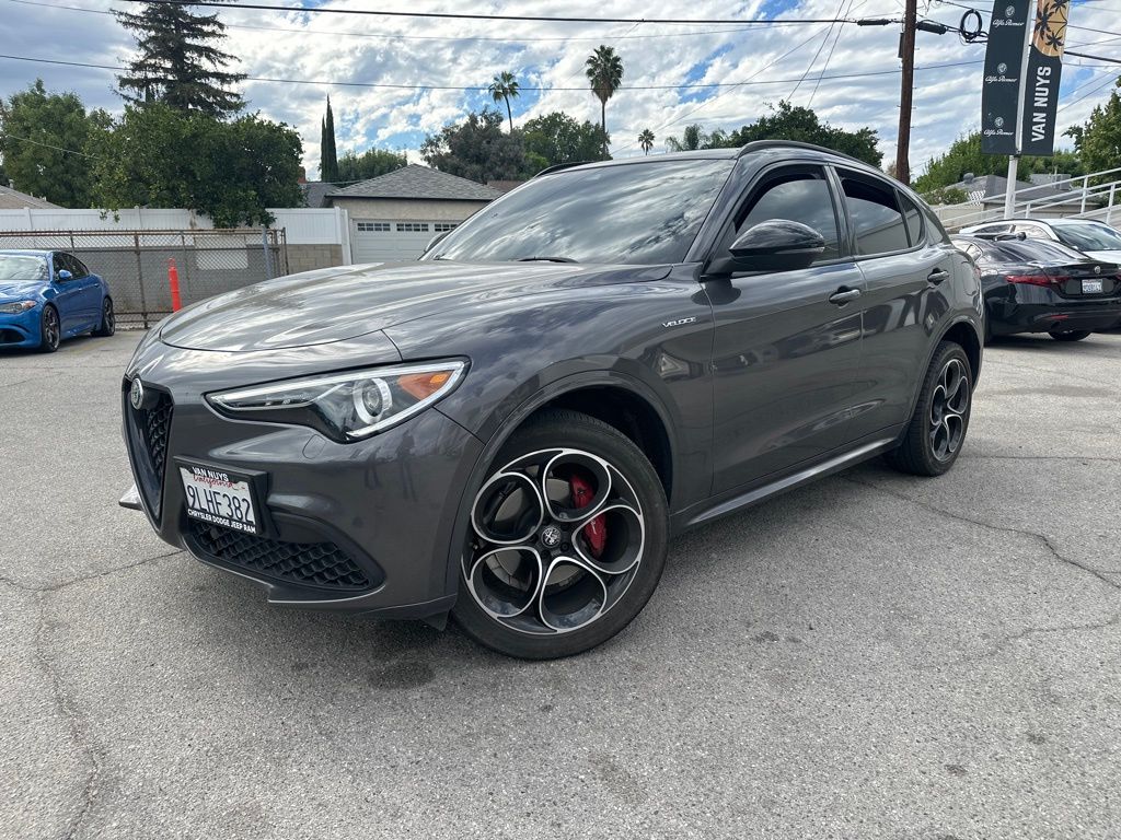 2022 Alfa Romeo Stelvio Ti photo 2