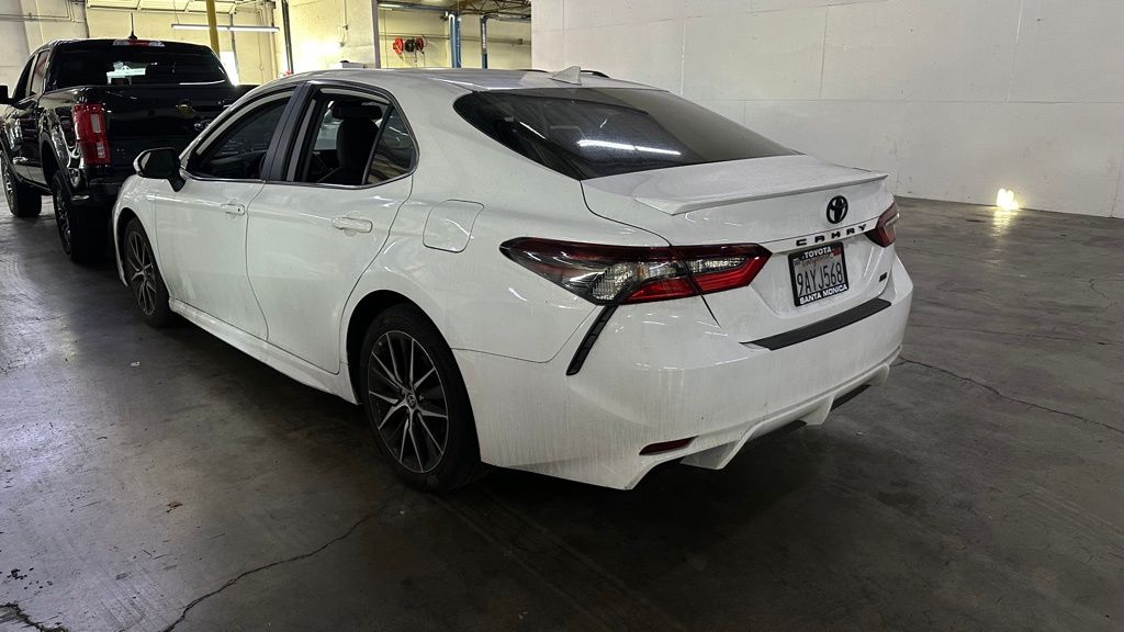 2022 Toyota Camry SE photo 2