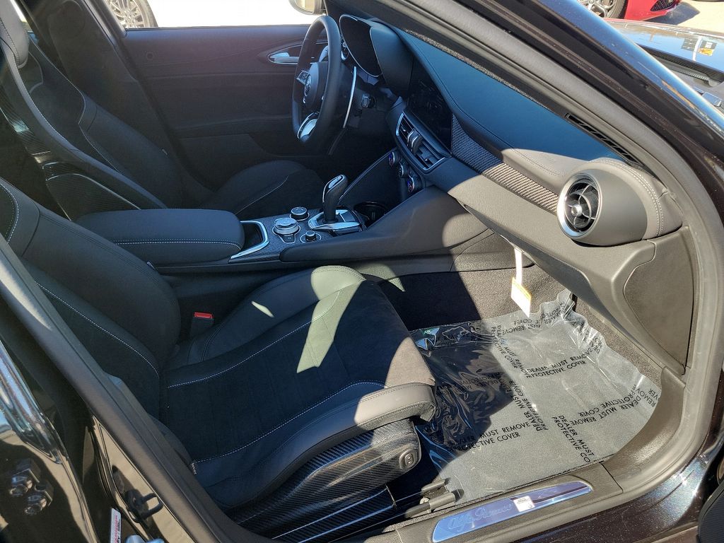 2024 Alfa Romeo Giulia Quadrifoglio - Photo 12