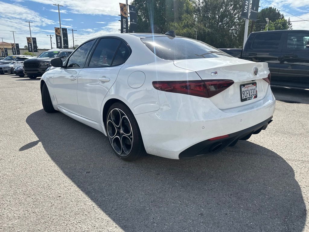 2022 Alfa Romeo Giulia Ti photo 3
