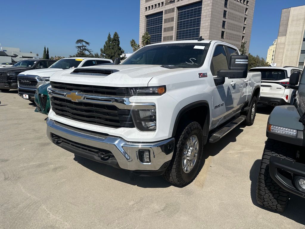 2024 Chevrolet Silverado 2500HD LT photo 2