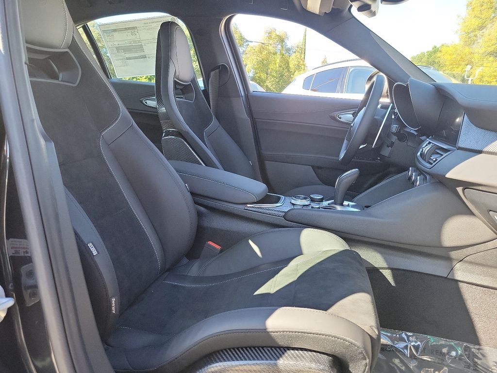 2024 Alfa Romeo Giulia Quadrifoglio - Photo 13