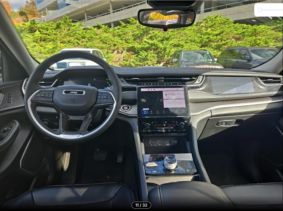 2023 Jeep Cherokee Base photo 3