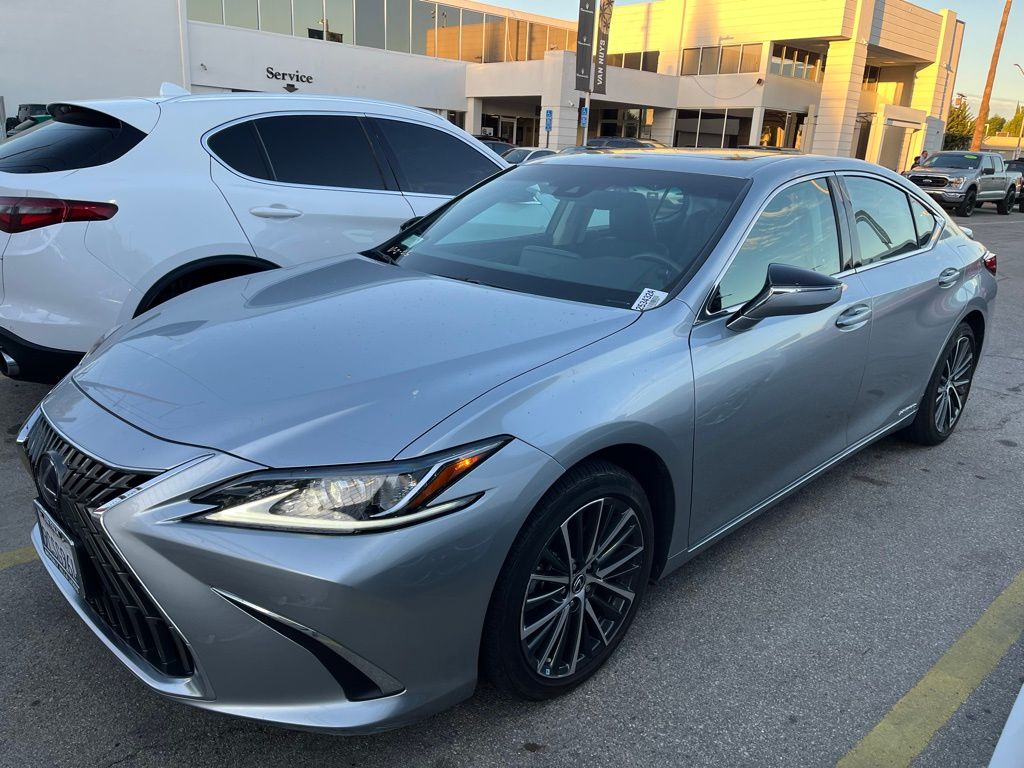 2022 Lexus ES 300h photo 2