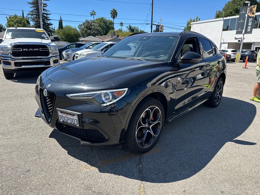 2022 Alfa Romeo Stelvio Ti photo 2