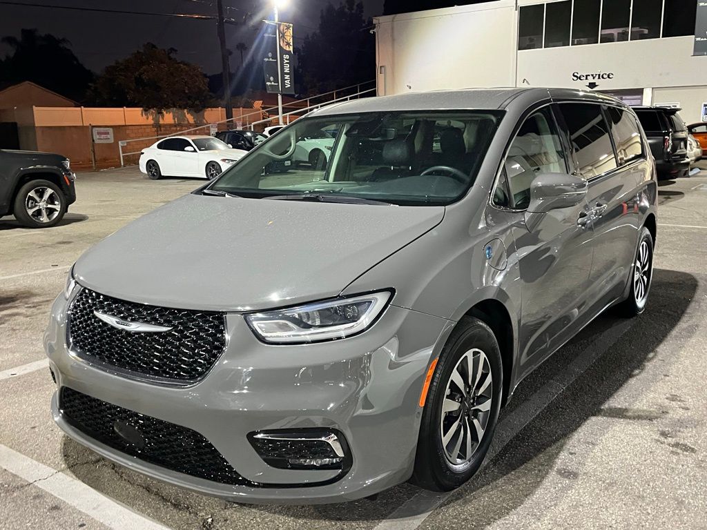2022 Chrysler Pacifica Hybrid Touring L photo 2