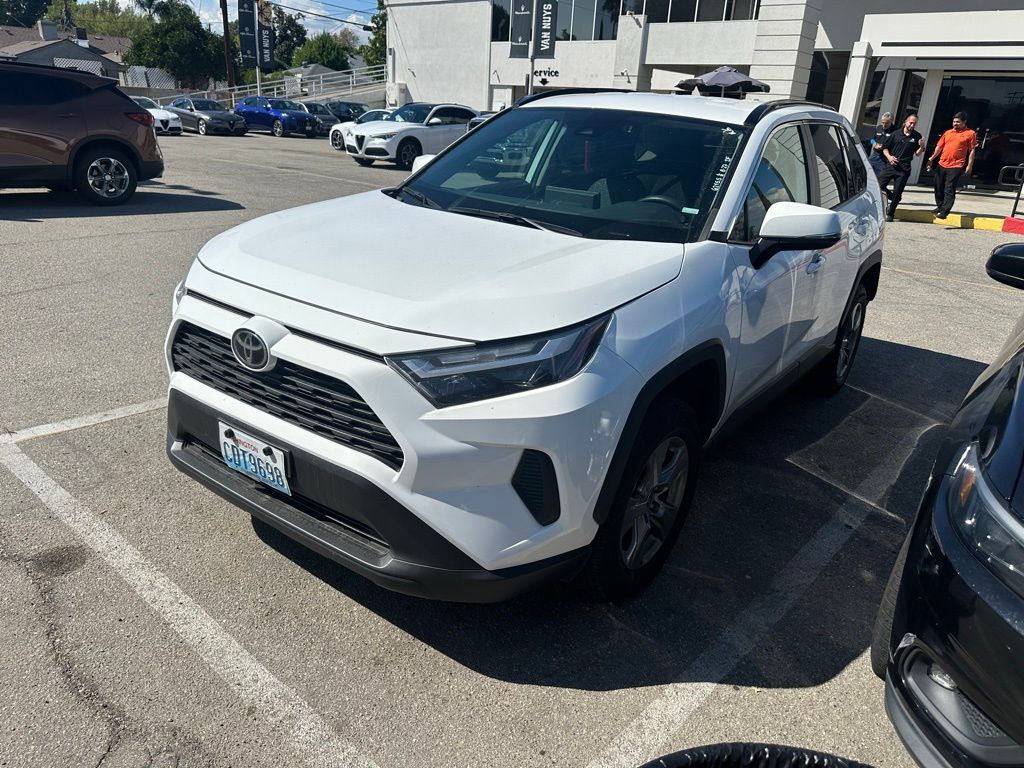 2022 Toyota RAV4 XLE photo 2