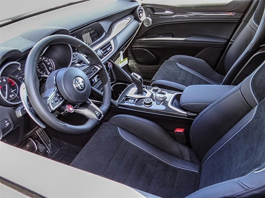2023 Alfa Romeo Stelvio Quadrifoglio photo 4
