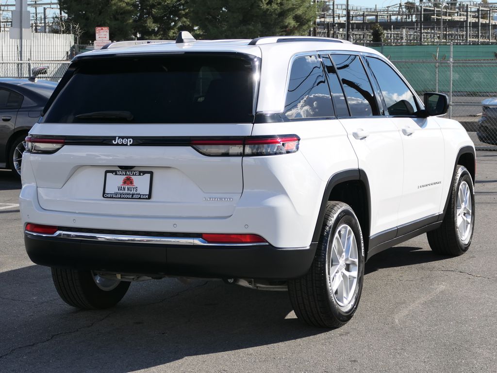 2024 Jeep Grand Cherokee Laredo photo 2
