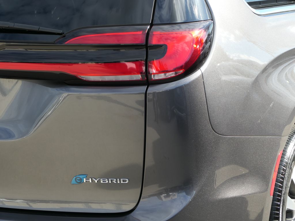 2023 Chrysler Pacifica Hybrid Limited photo 3