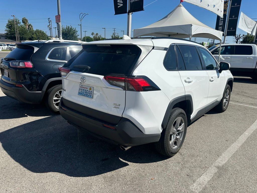 2022 Toyota RAV4 XLE photo 3