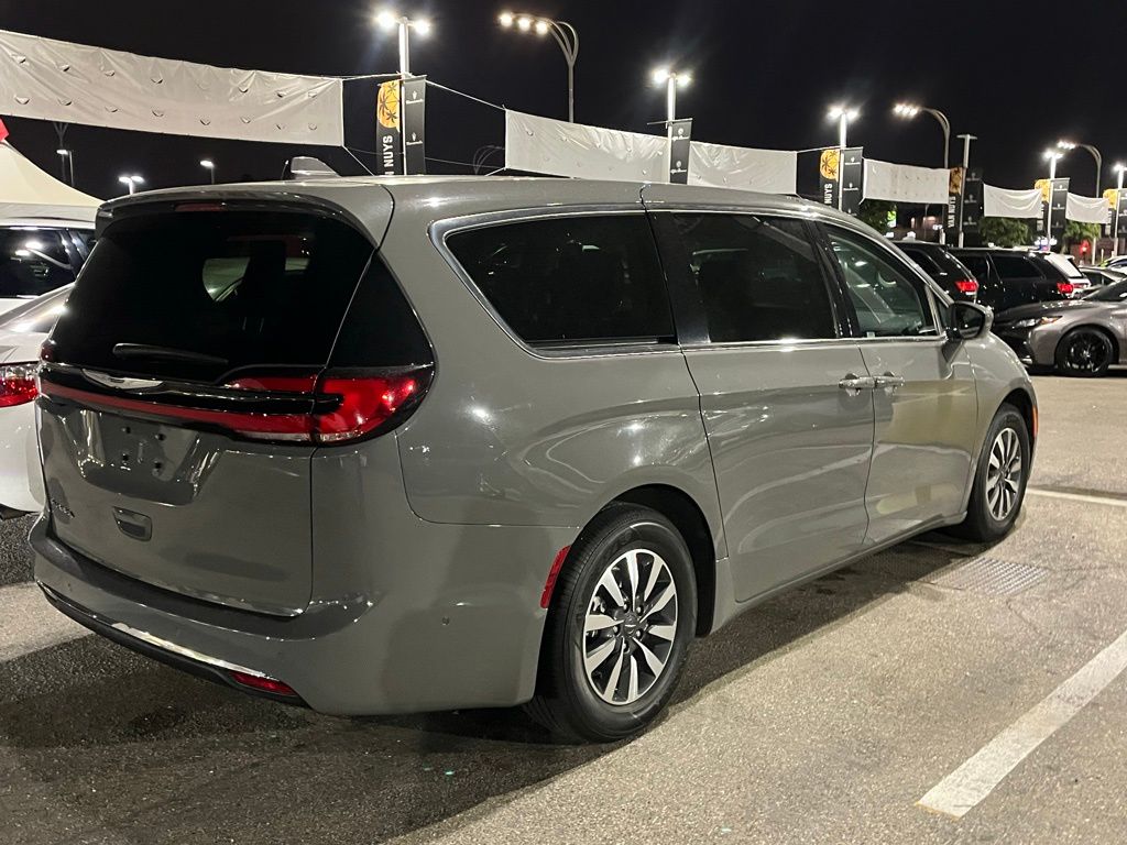 2022 Chrysler Pacifica Hybrid Touring L photo 3